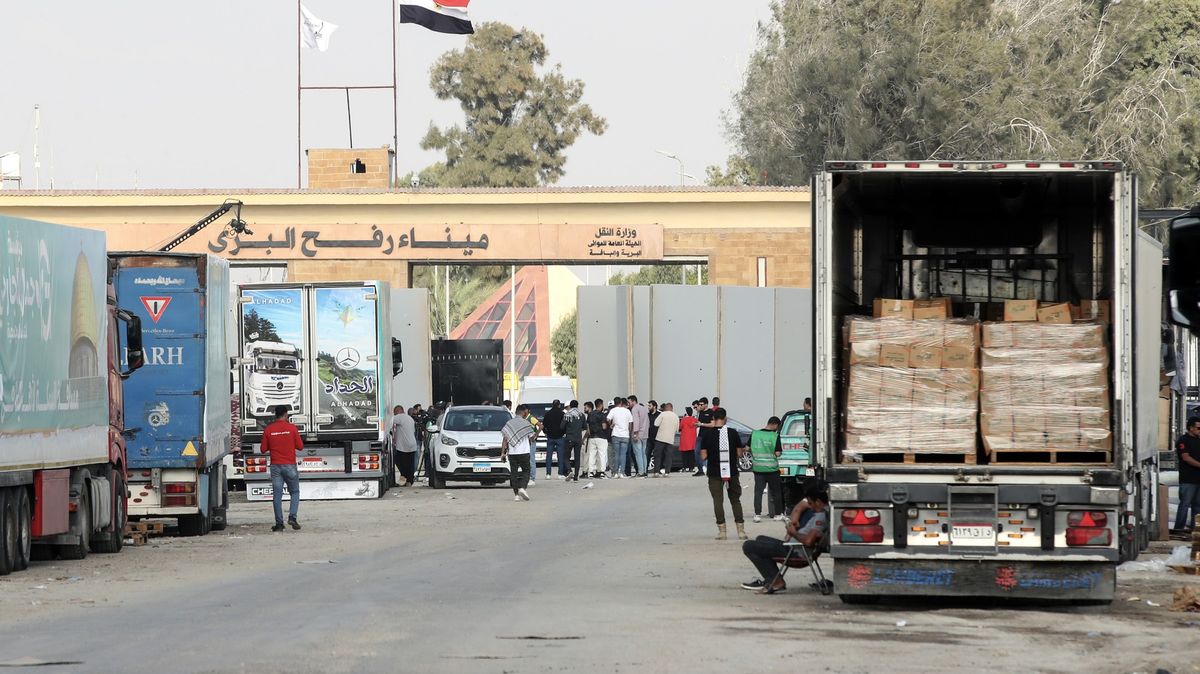 Do Gazy se v neděli z Egypta dostalo 33 kamionů s humanitární pomocí
